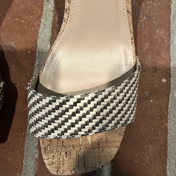 🔥🔥Liliana Sandals! Beautiful Tan and Brown Block Heel! Size:10 Like New!!!! - Picture 3 of 6